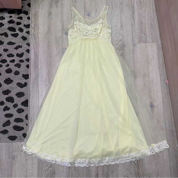 Vintage Shadowline yellow negligee lace nightgown - Picture 10 of 12